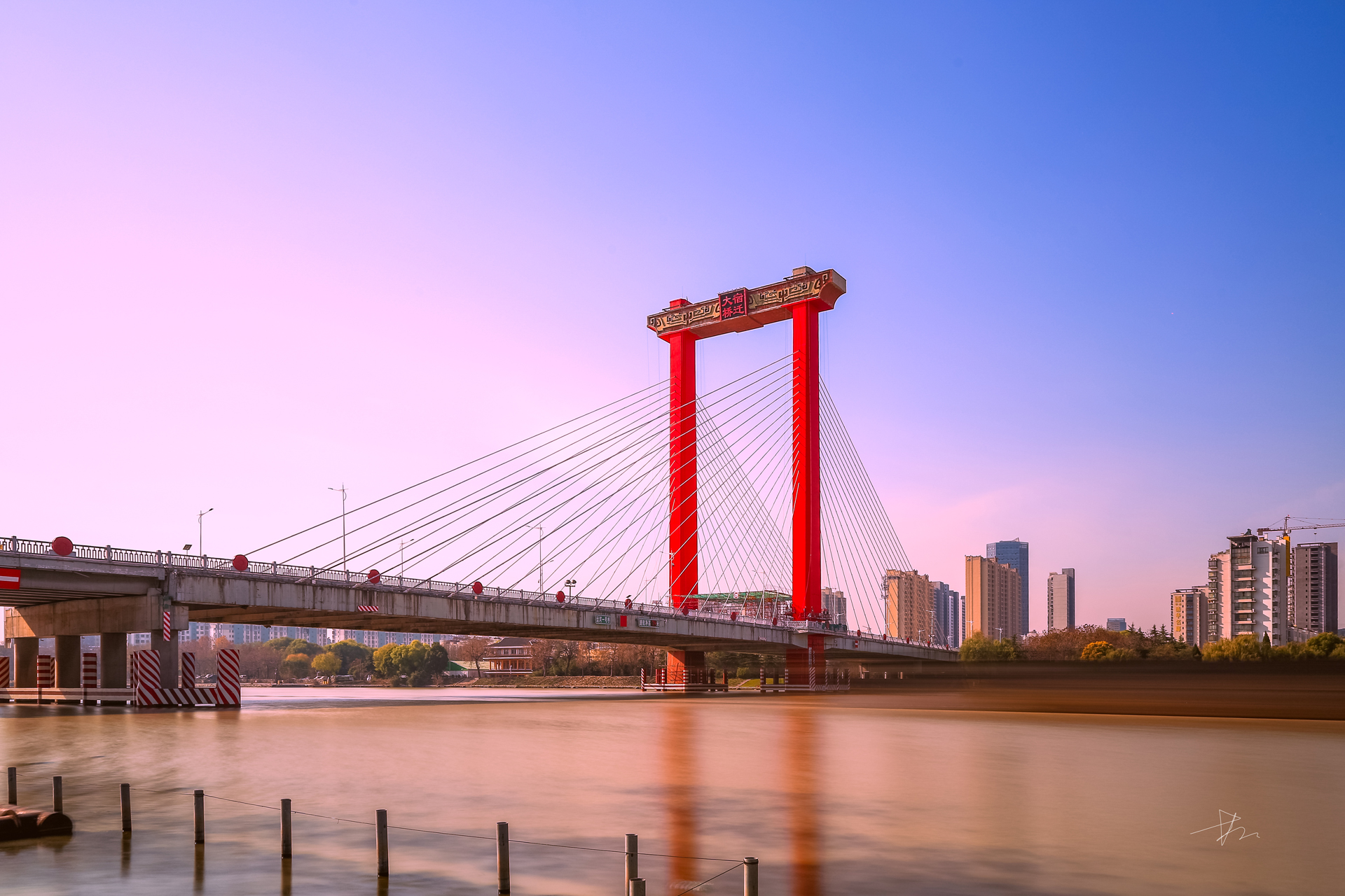 宿迁大桥换"红装"了!|宿迁市|大桥_新浪新闻