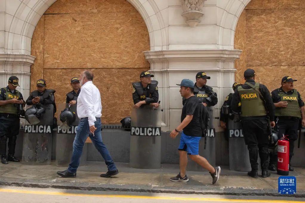 12月14日,警察在秘鲁首都利马执勤.图片来源:新华社