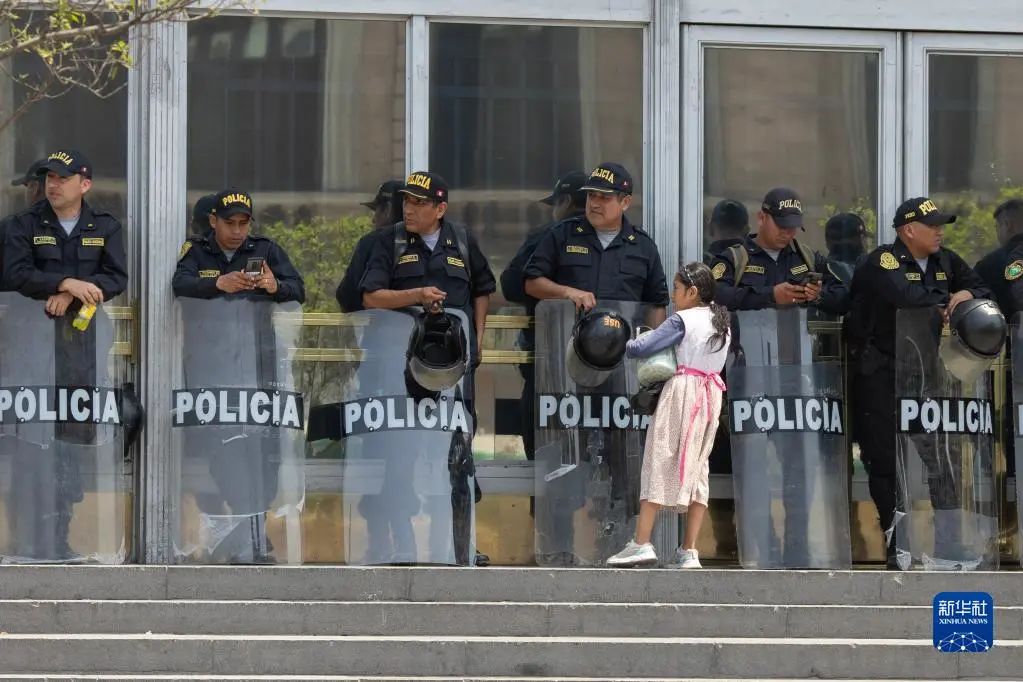 12月14日,警察在秘鲁首都利马执勤.图片来源:新华社