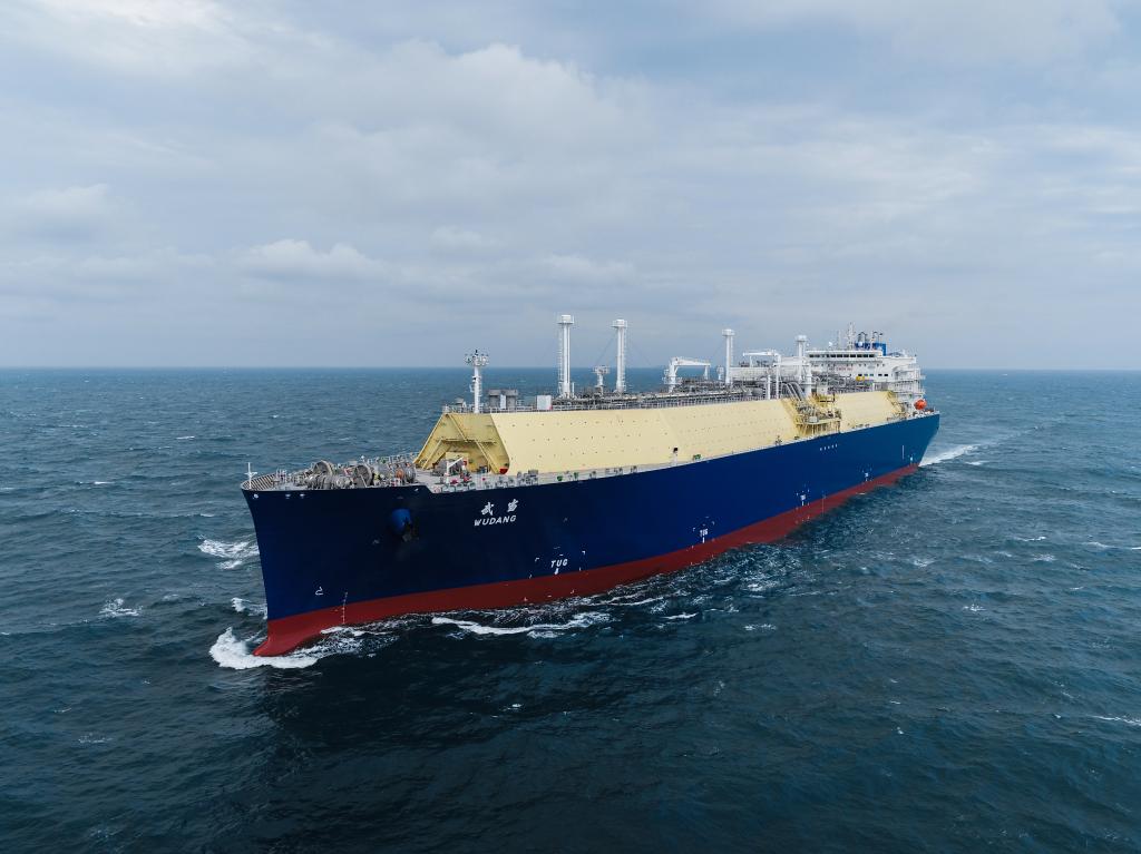 图片说明:航行中的lng运输船"武当"号.(受访单位供图)