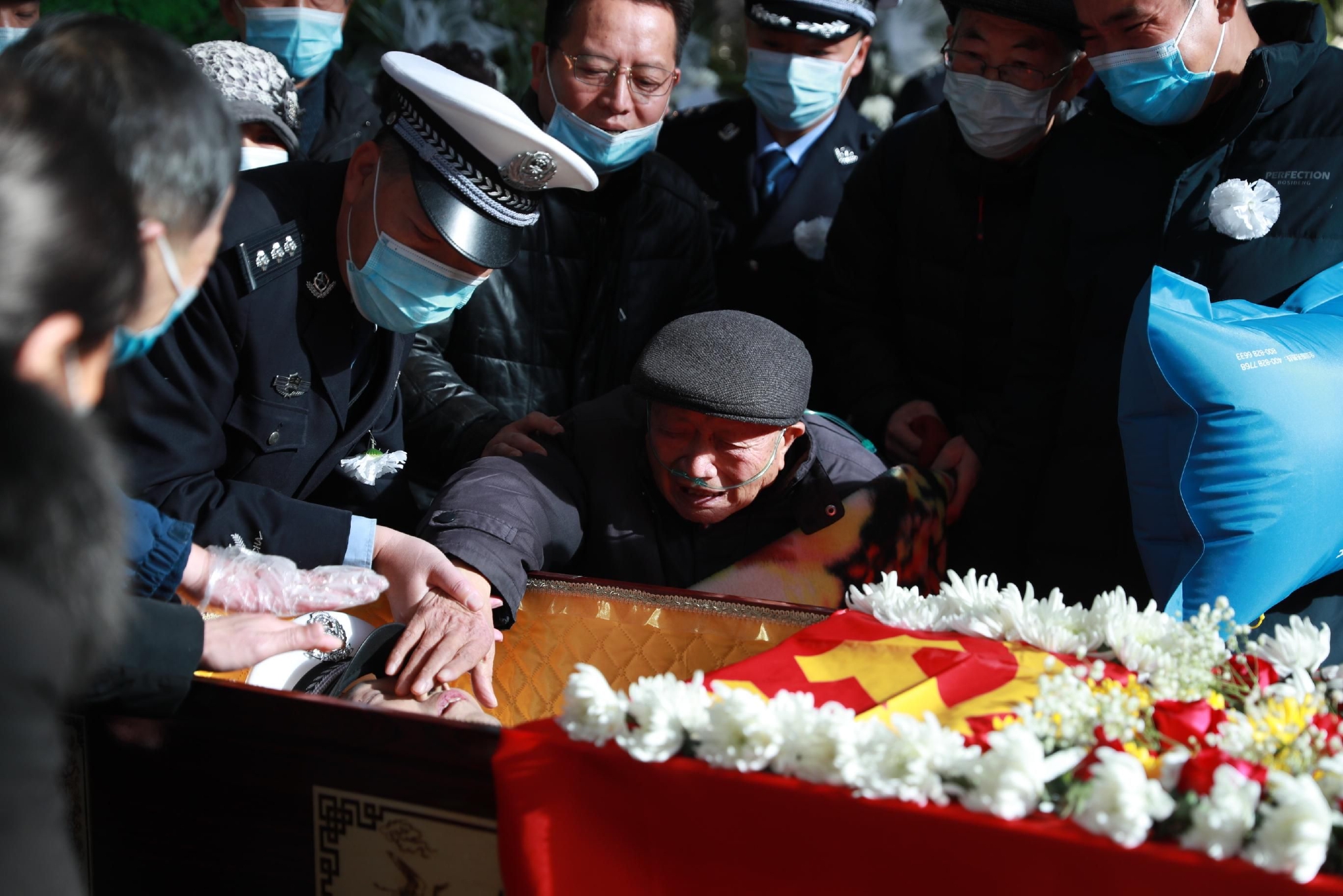 "把生的机会留给战友",44岁交警遭逃窜轿车撞击殉职|交警|轿车_新浪