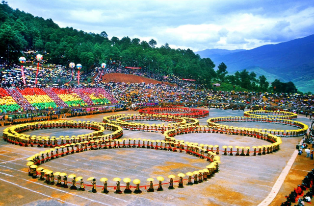 千年繁衍生长,如今的凉山彝族自治州已成为了全国最大的彝族聚居区