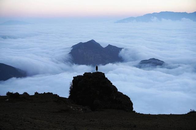 云雾深处,当人站在高处眺望远方,山,人,云合为一体,成为绝美的合影.
