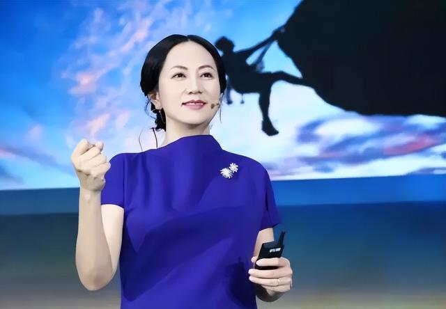 孟晚舟不用金银珠宝衬托,一个"胸针"就戴出高贵气质,好精致|孟晚舟