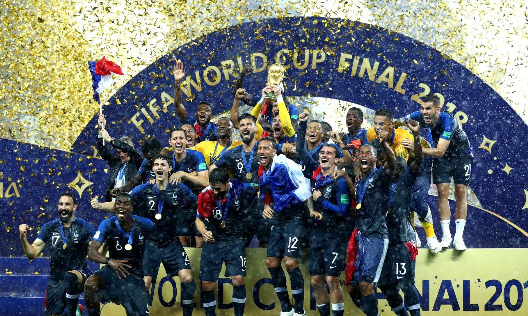 图为2018年俄罗斯世界杯,法国队夺冠后举起大力神杯