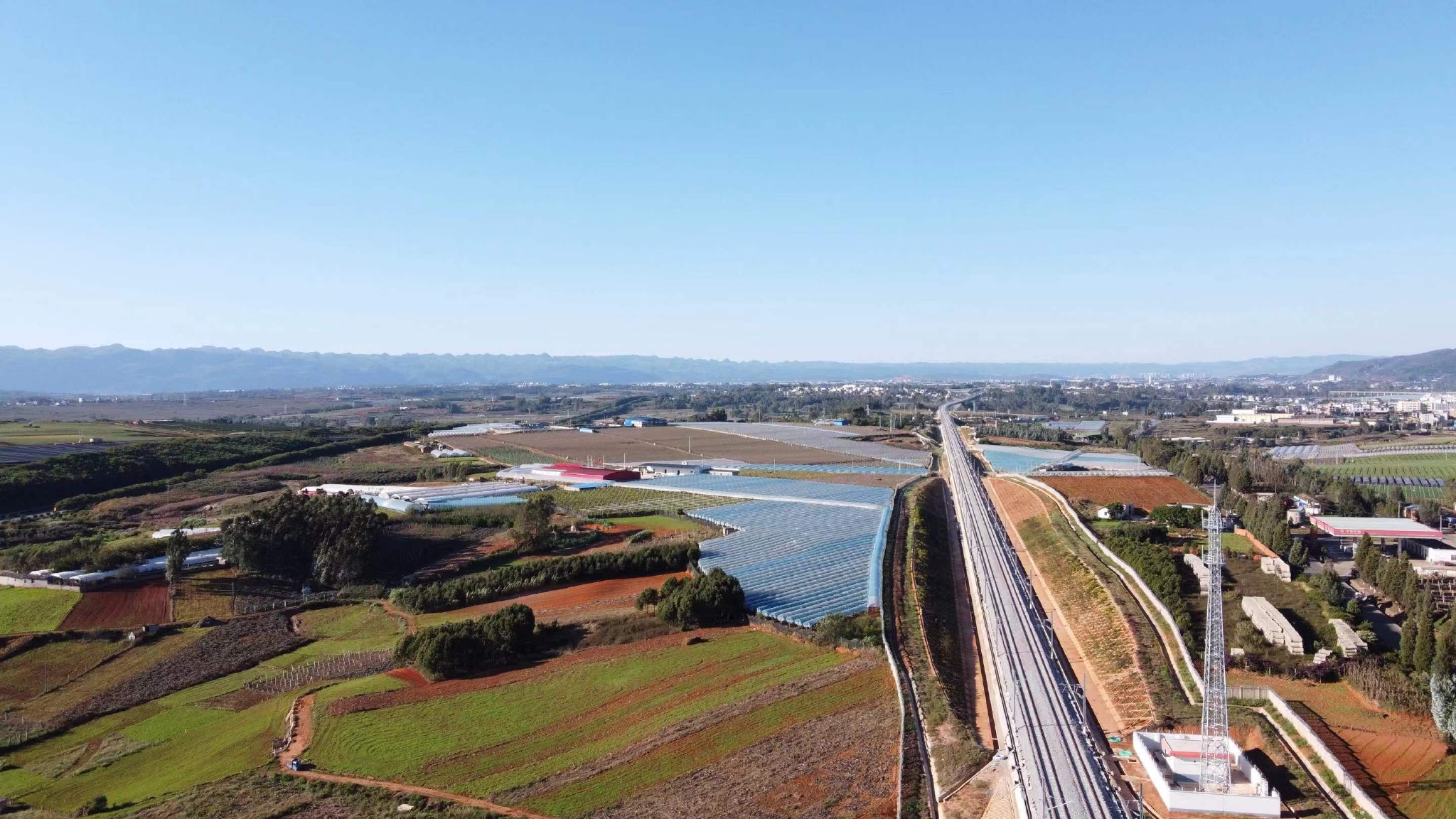 "这是中铁八局一直坚持的原则,据中铁八局负责人介绍,弥蒙铁路修建
