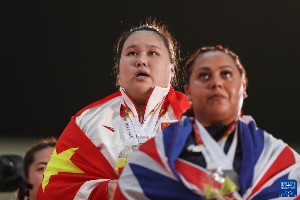 12月15日,李雯雯(左)在颁奖仪式上.新华社记者 王天聪 摄