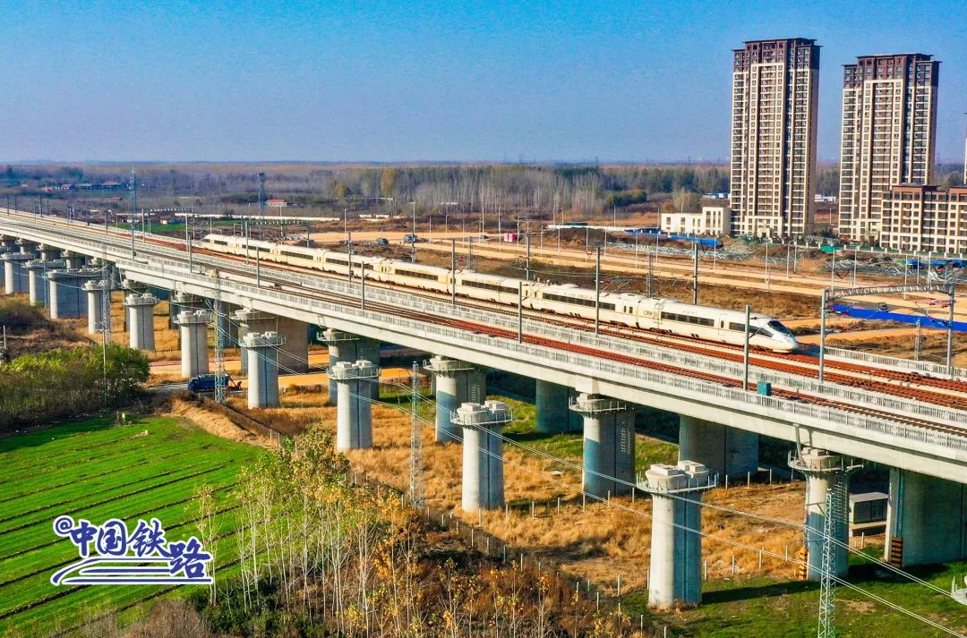 动车组列车行驶在京唐城际铁路上.杨宝森 摄