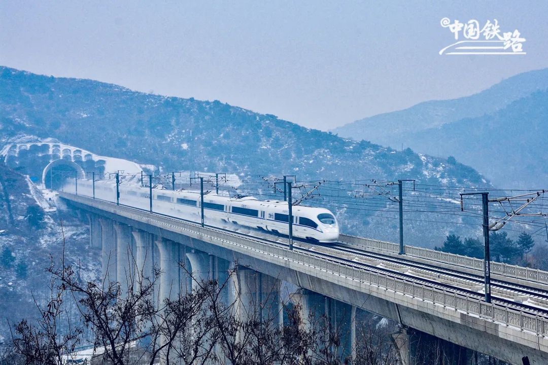 在滦州市,动车组行驶在津秦高铁上.赵里巍 摄