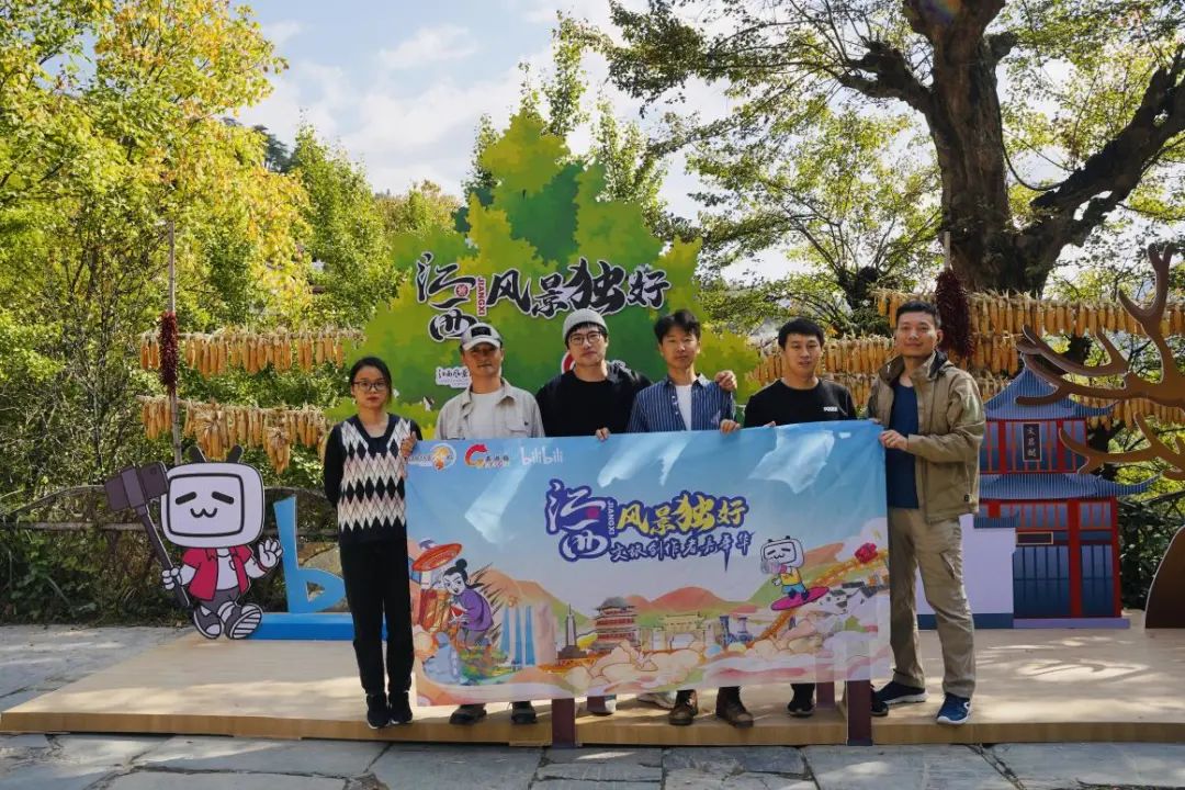 富贵的沙雕日记@踢馆小馋为代表的超20多位网红up主团陆续前往万寿宫