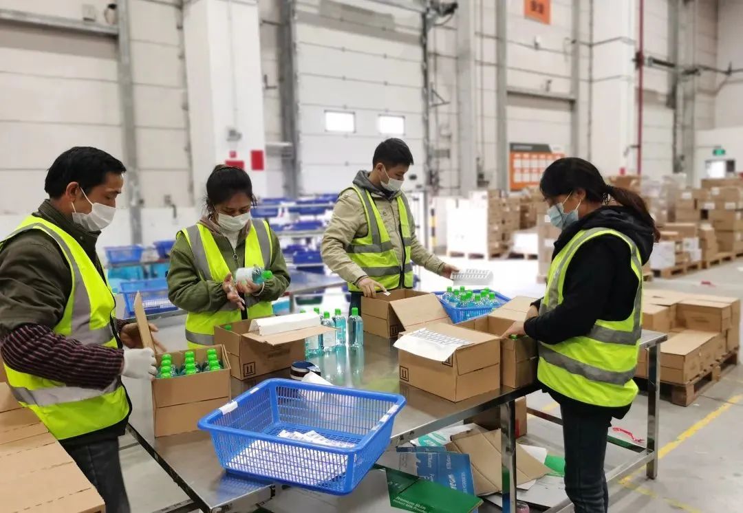 两江新区两路果园港综合保税区跨境电商仓库内,工作人员正忙碌着.
