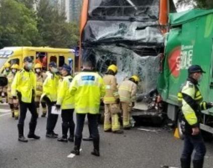 香港一辆巴士与两货车相撞 已致至少1死12伤休闲区蓝鸢梦想 - Www.slyday.coM