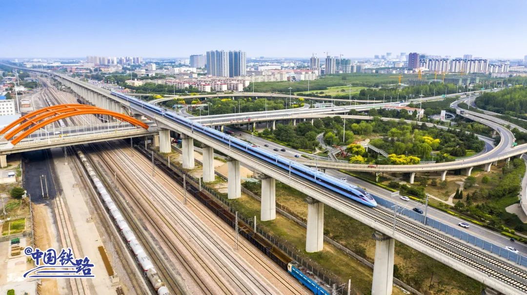 复兴号动车组行驶在横跨石家庄市开发区桥的石济高铁上.贾佳 摄