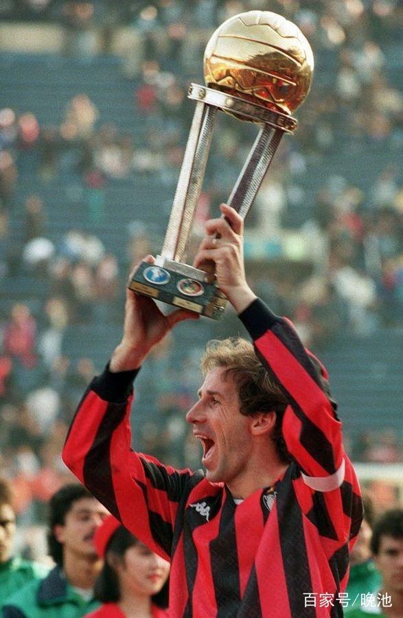 ac米兰队长巴雷西高举丰田杯奖杯.