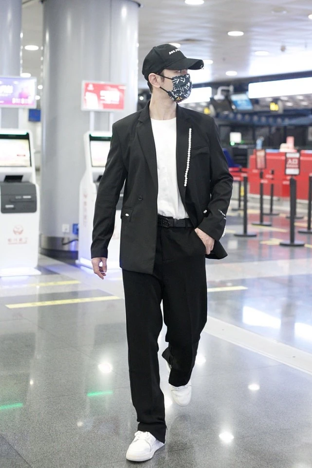 曾经被嫌弃的"西装 运动鞋",现在成经典穿法,绅士儒雅又休闲|运动鞋