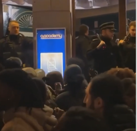 伦敦突发！&ldquo;数百人强闯&rdquo;