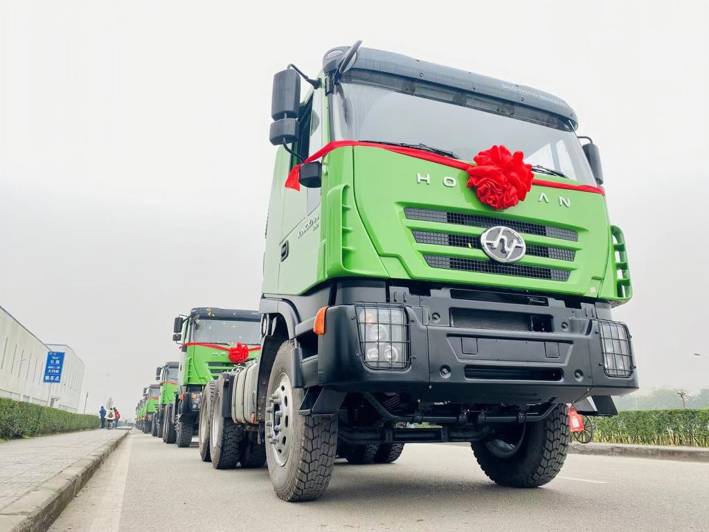 上汽紅巖汽車有限公司生產出口的重型卡車新車.(受訪者供圖)