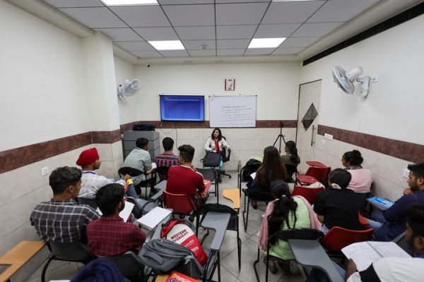 人生赛道上，国际学生面临毕业&ldquo;障碍跑&rdquo;