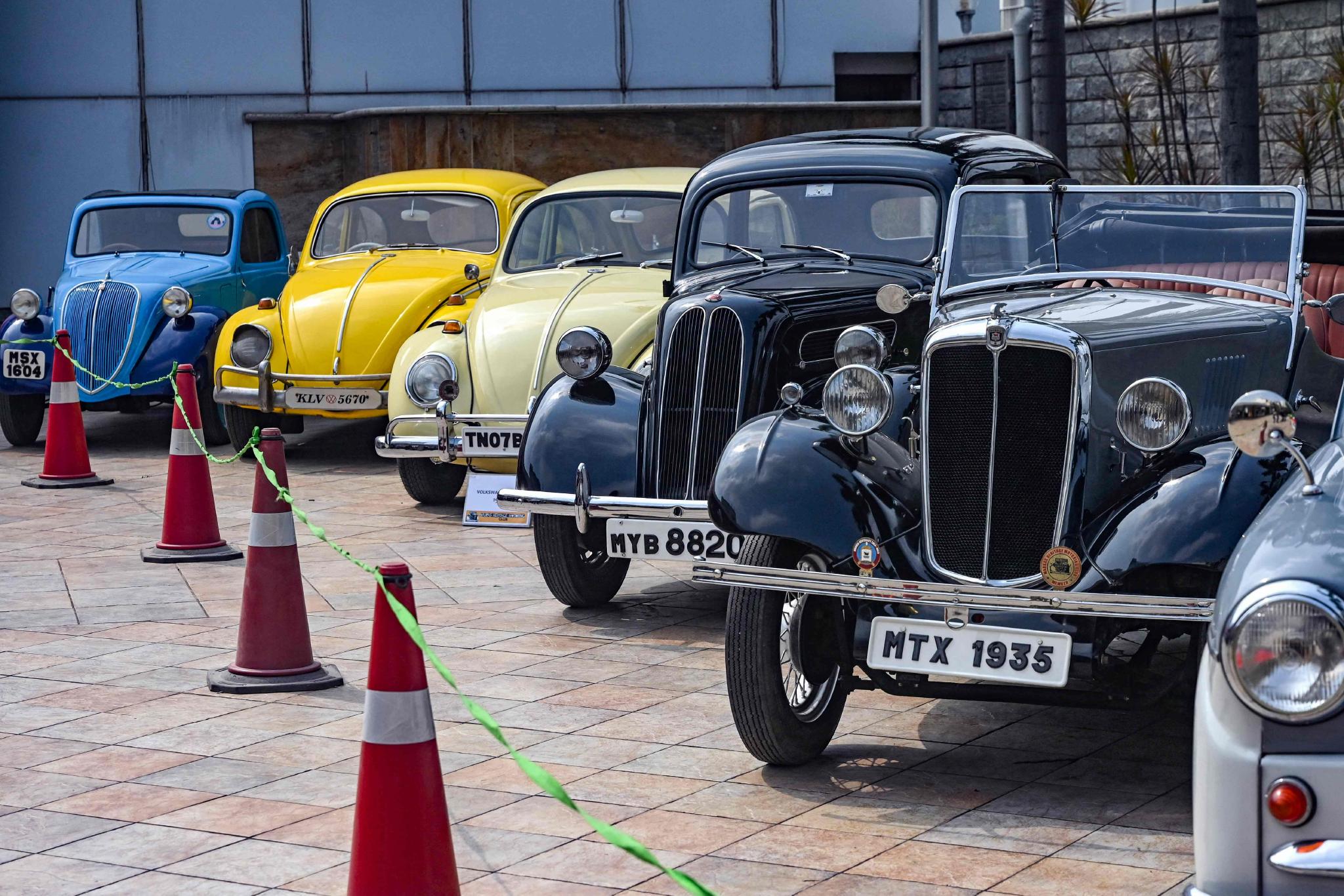 新浪汽车>汽车看点>自媒体>正文>这是12月17日在印度金奈古董车展上