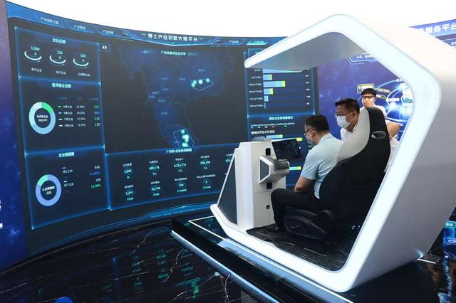 展厅"驾驶舱"中,工作人员正在操控.受访者供图