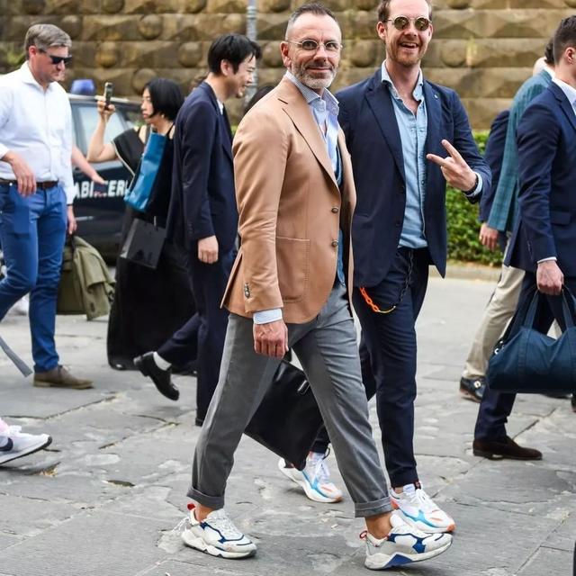 曾经被嫌弃的"西装 运动鞋",现在成经典穿法,绅士儒雅又休闲|运动鞋