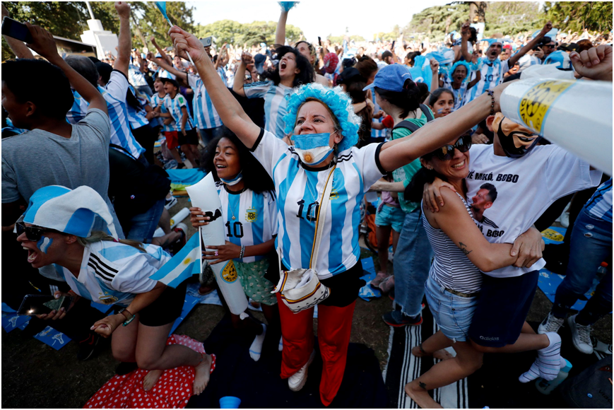 ▲Fans celebrating in the Argentine capital Buenos Aires (Reuters)