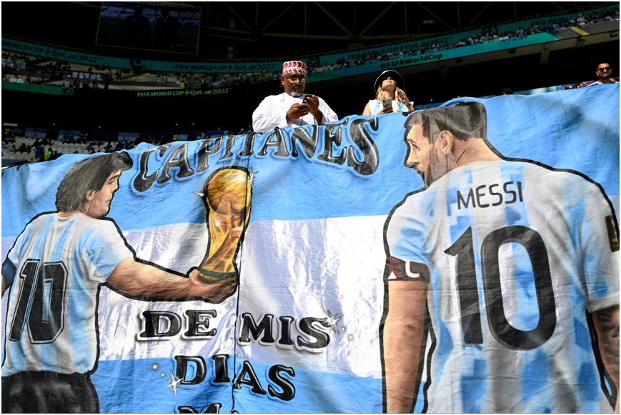 ▲ Fans unfurled banners with portraits of Maradona and Messi (AFP)