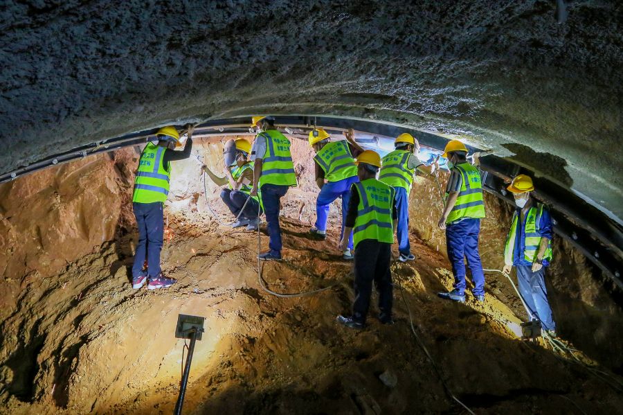 中铁十二局施工人员在隧道内开展支护作业.