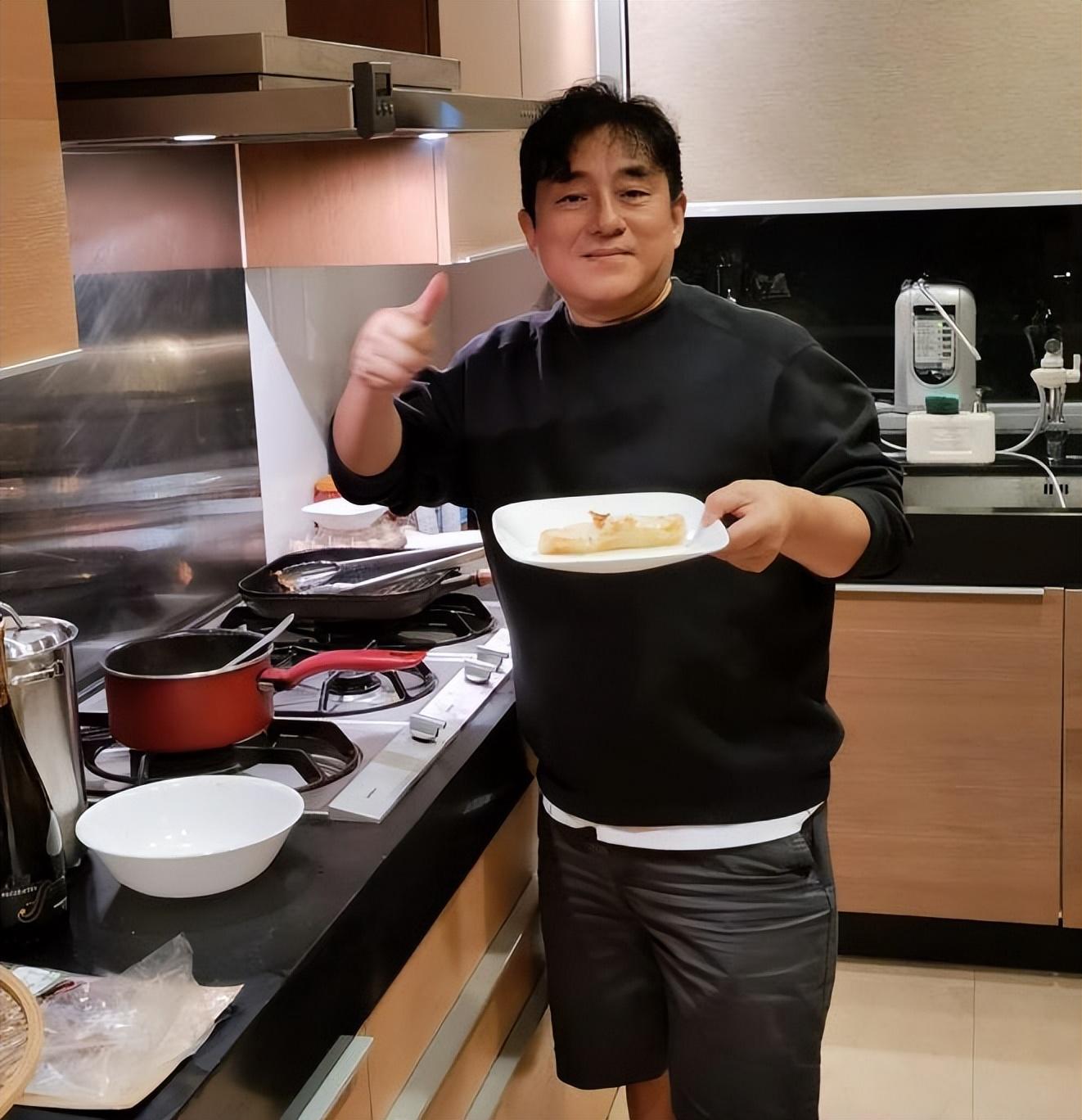 58岁吕方近照发福明显,老来得女十分宠爱,一家三口低调过生活|吕方