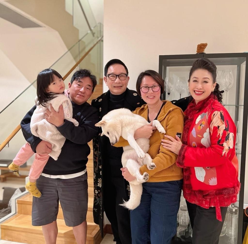58岁吕方近照发福明显,老来得女十分宠爱,一家三口低调过生活|吕方|近照|一家三口_新浪新闻