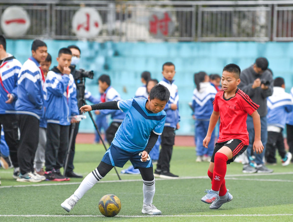 11月15日，金粲璨（右）参加校园足球比赛。新华社记者 杨文斌 摄