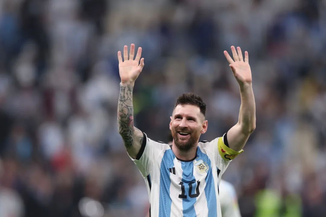 ▲12月13日，阿根廷队球员梅西在比赛后庆祝胜利。（新华社）