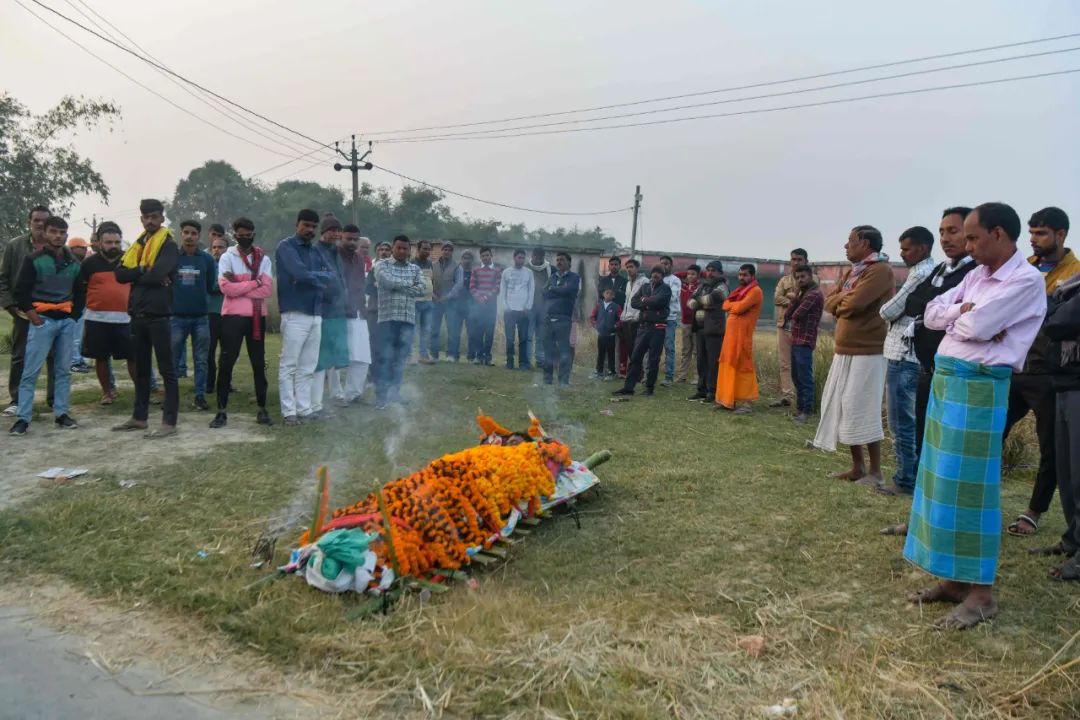 印度一婚礼上现假酒，至少37人死亡