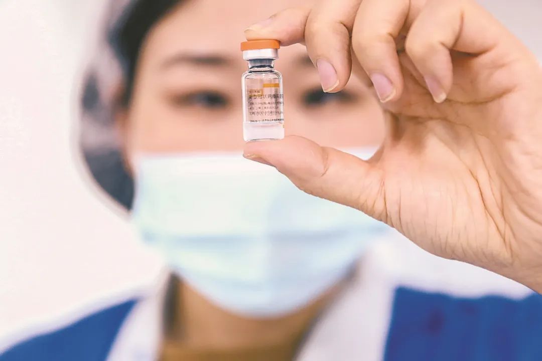 科兴中维的工作人员在包装车间展示西林瓶包装新冠病毒灭活疫苗