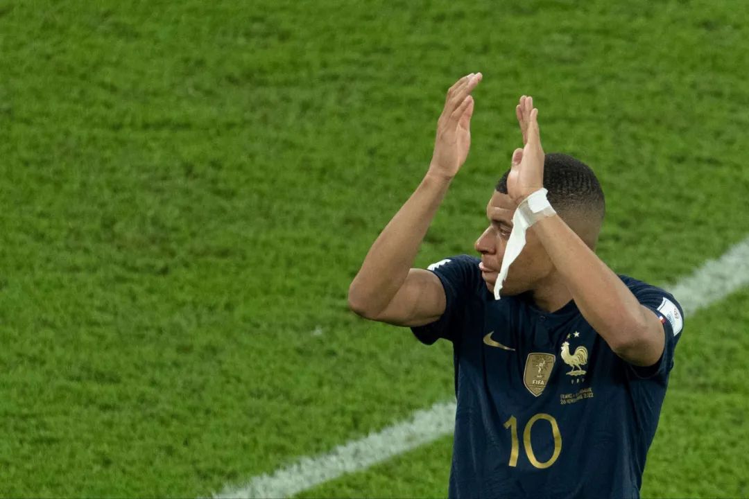 ▲11月26日，法国队球员姆巴佩赛后庆祝。（新华社）