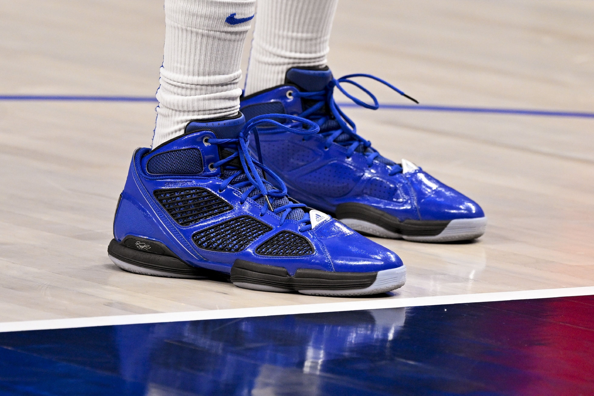 此役,独行侠内线,阿迪达斯代言人伍德上脚德里克-罗斯经典签名鞋