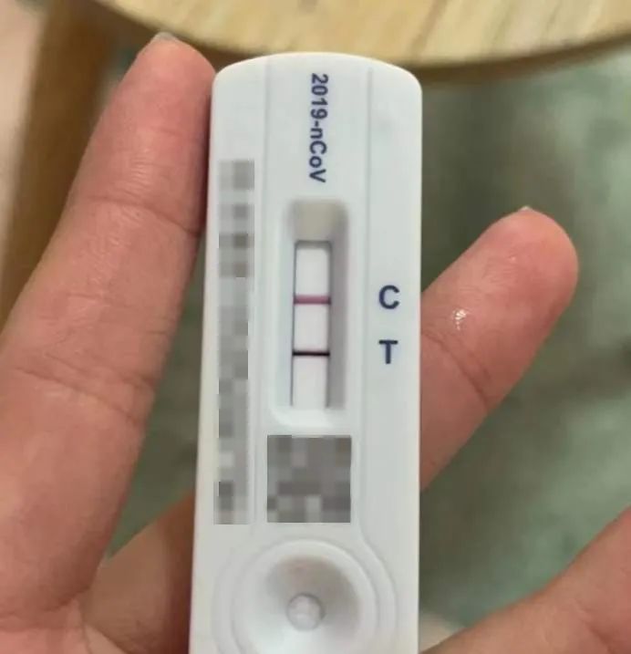检测区(t)呈深红色的抗原检测结果.受访者供图