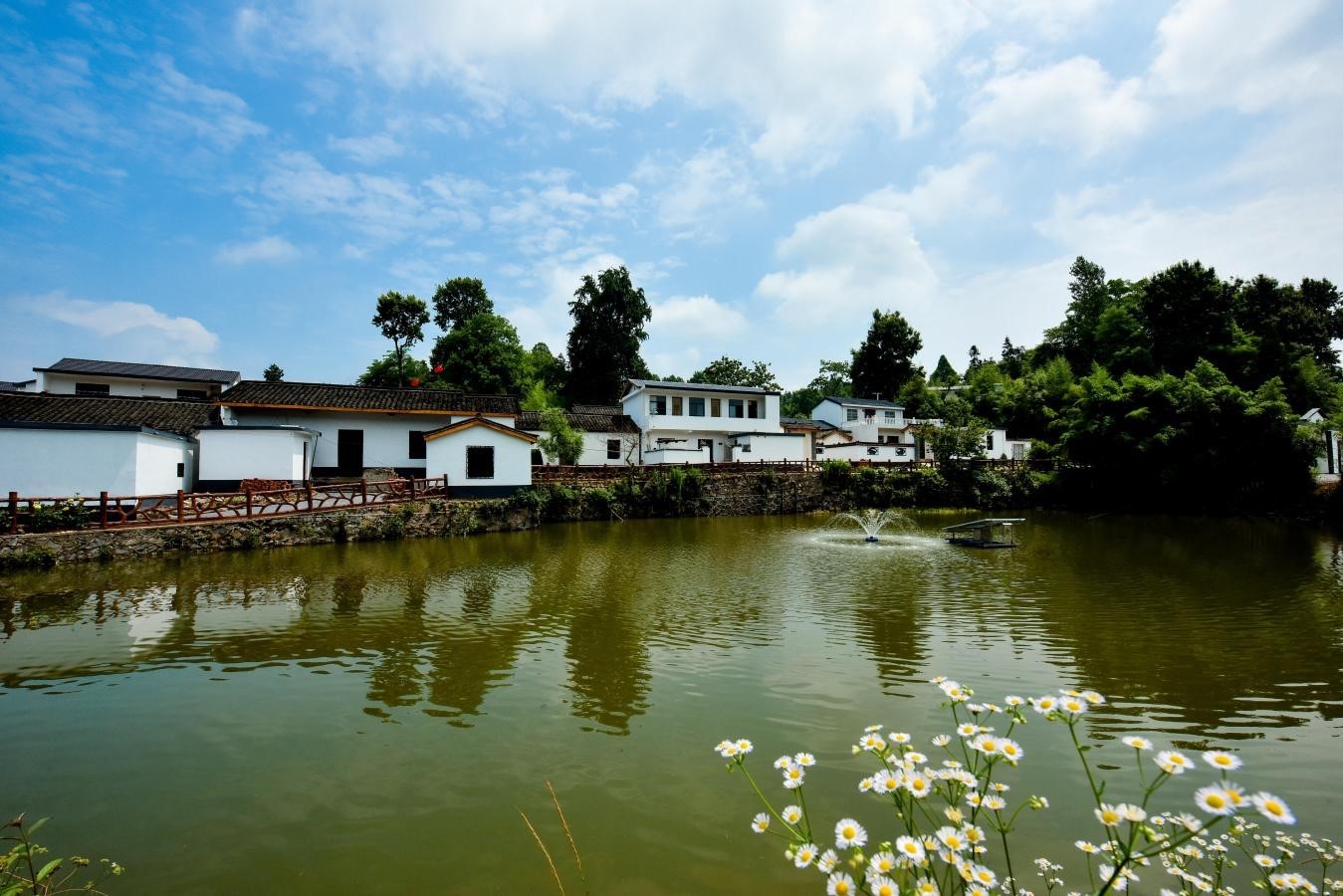 河南新县建设美丽乡村大别山风景独好