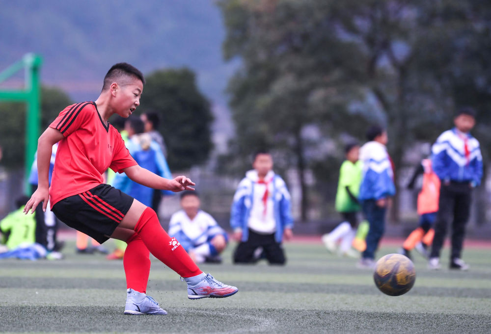 11月15日，在贵州省丹寨县城关第一小学，金粲璨参加校园足球比赛。新华社记者 杨文斌 摄