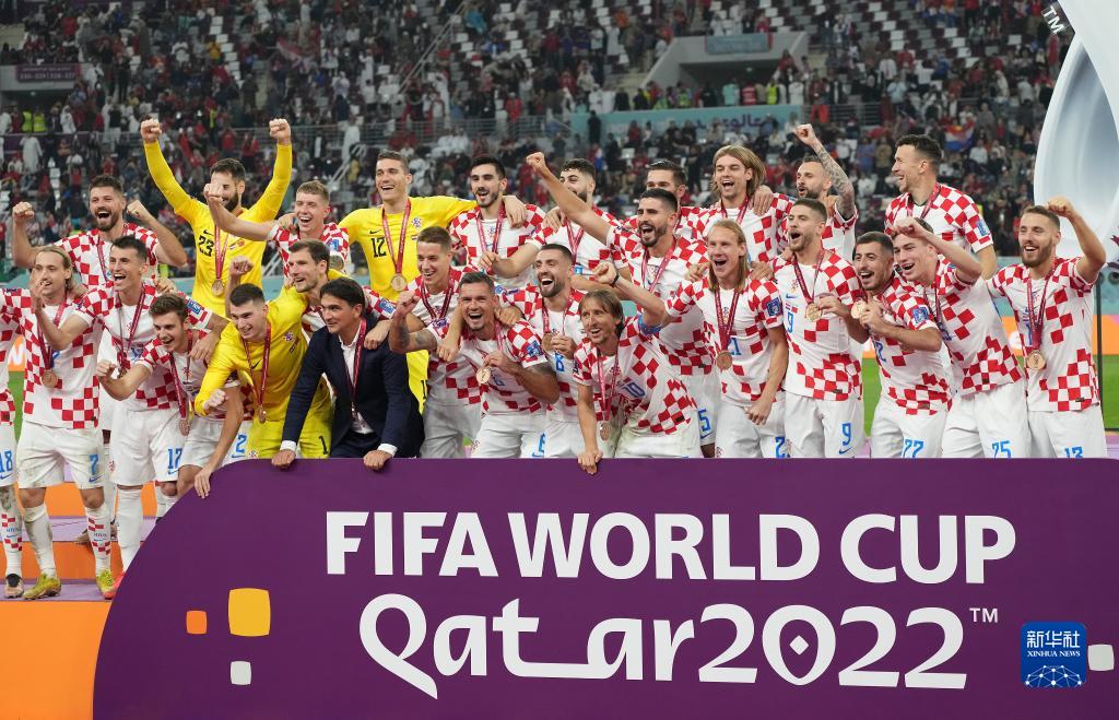 　　12月17日，克罗地亚队在颁奖仪式上庆祝。新华社记者 孟永民 摄