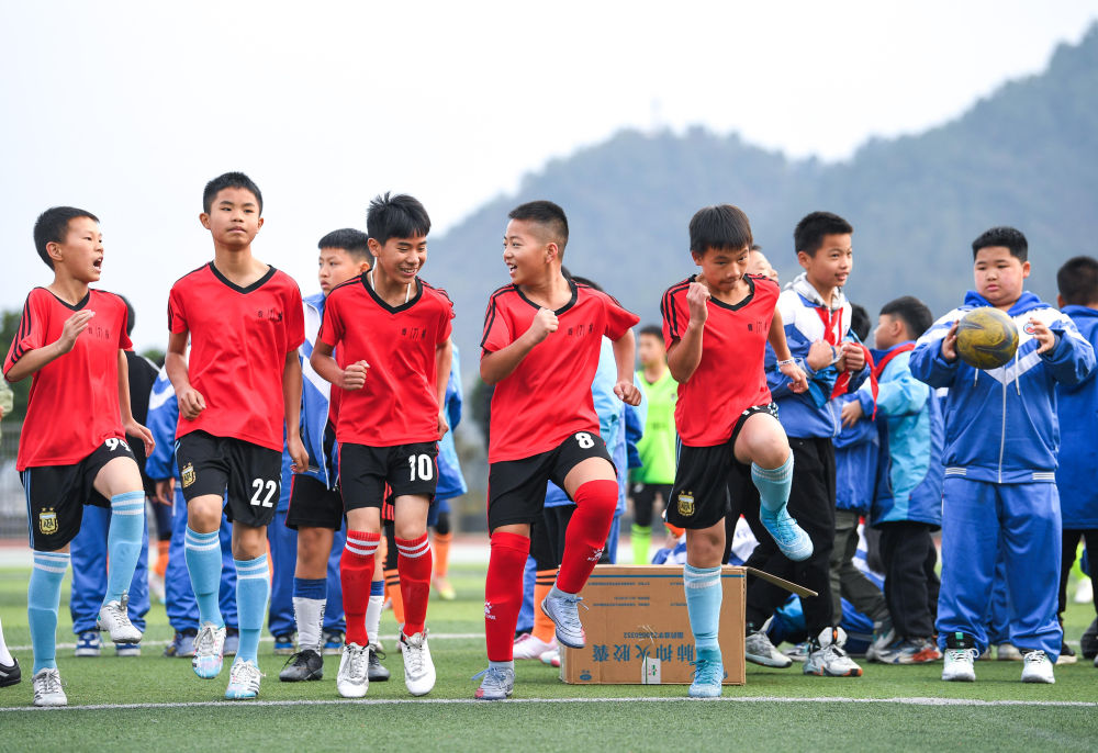 11月15日，金粲璨（前排左四）与同学们参加校园足球比赛前热身。新华社记者 杨文斌 摄