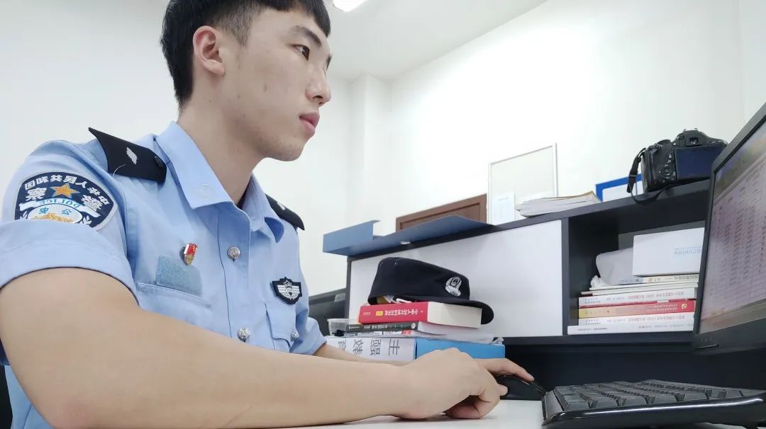 图为陈嘉辉生前工作照.