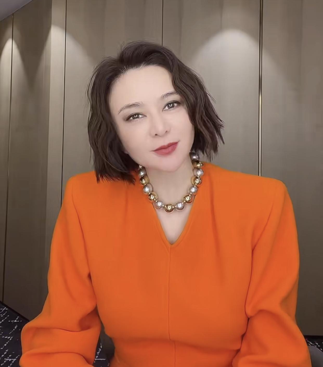 模样大变疑似整容,身材壮硕不似以往认不出|关之琳|近况|整容_新浪