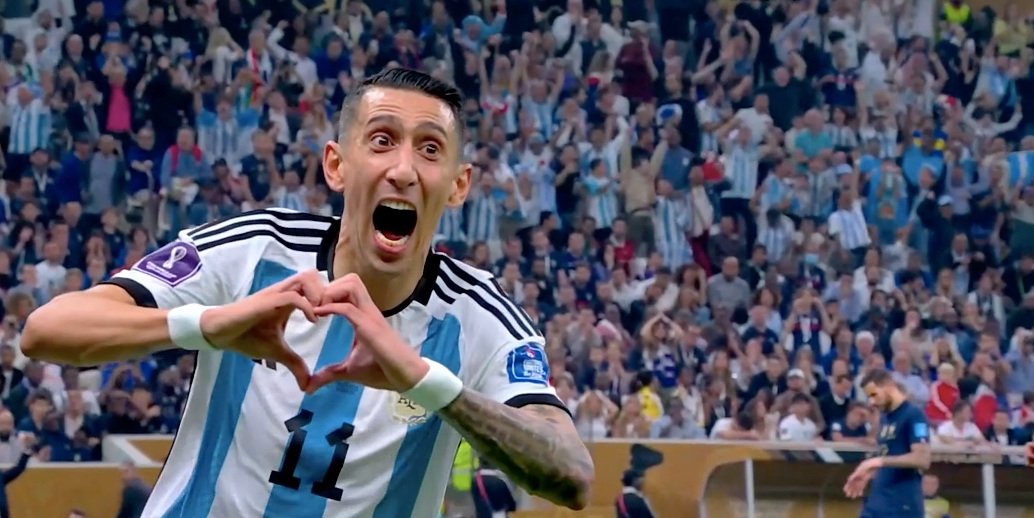 进球后的迪马利亚比心庆祝,激动落泪.