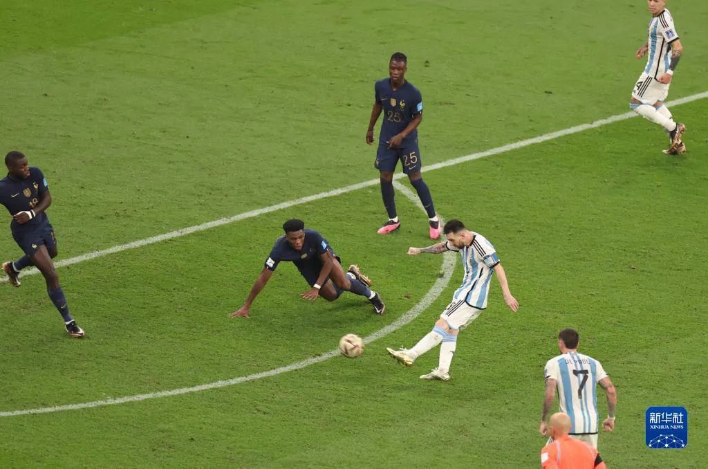阿根廷队球员梅西(右三)在比赛中射门.图/新华社