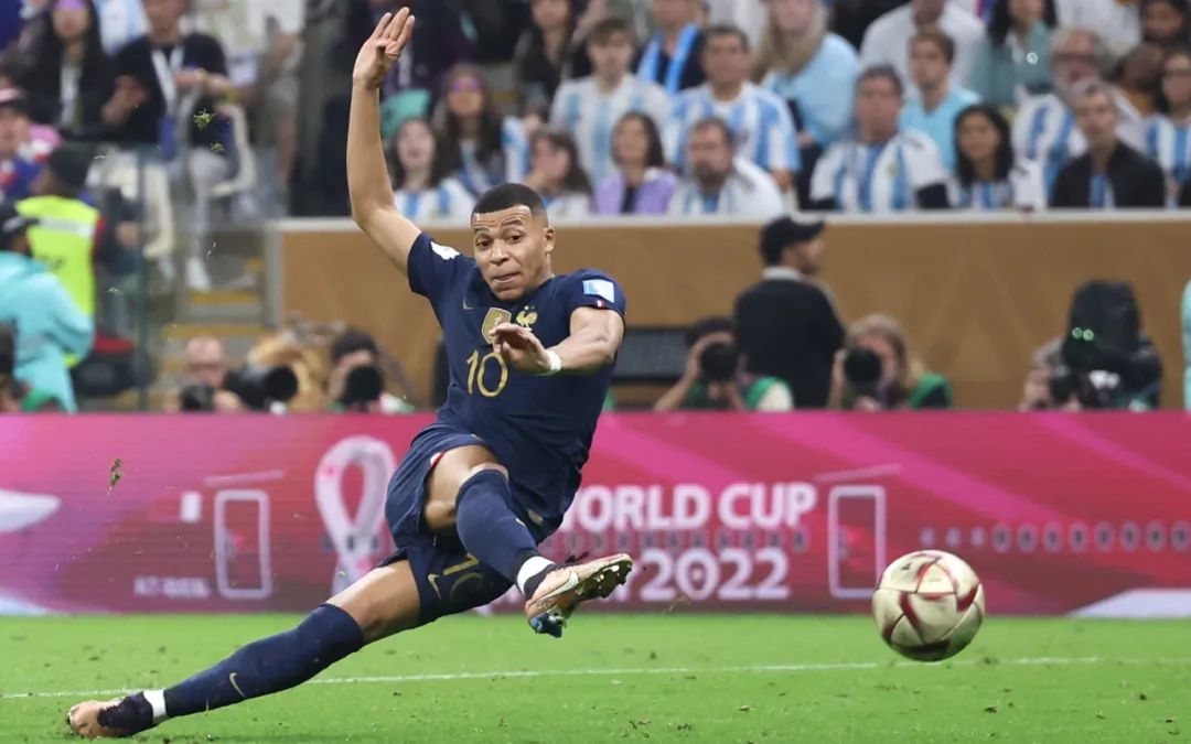 姆巴佩97秒两度破门,帮助法国队将比分扳成2比2.&nbsp; 图/新华社