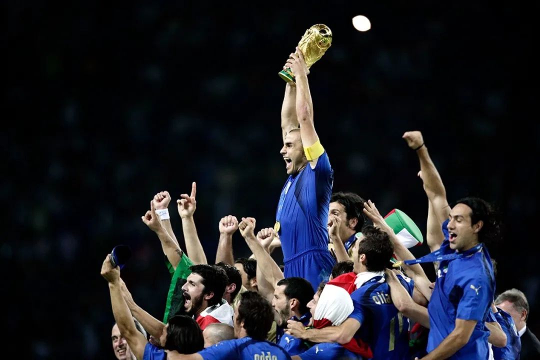 2006年7月9日,德国柏林,意大利队法比奥-卡纳瓦罗举起了世界杯奖杯.
