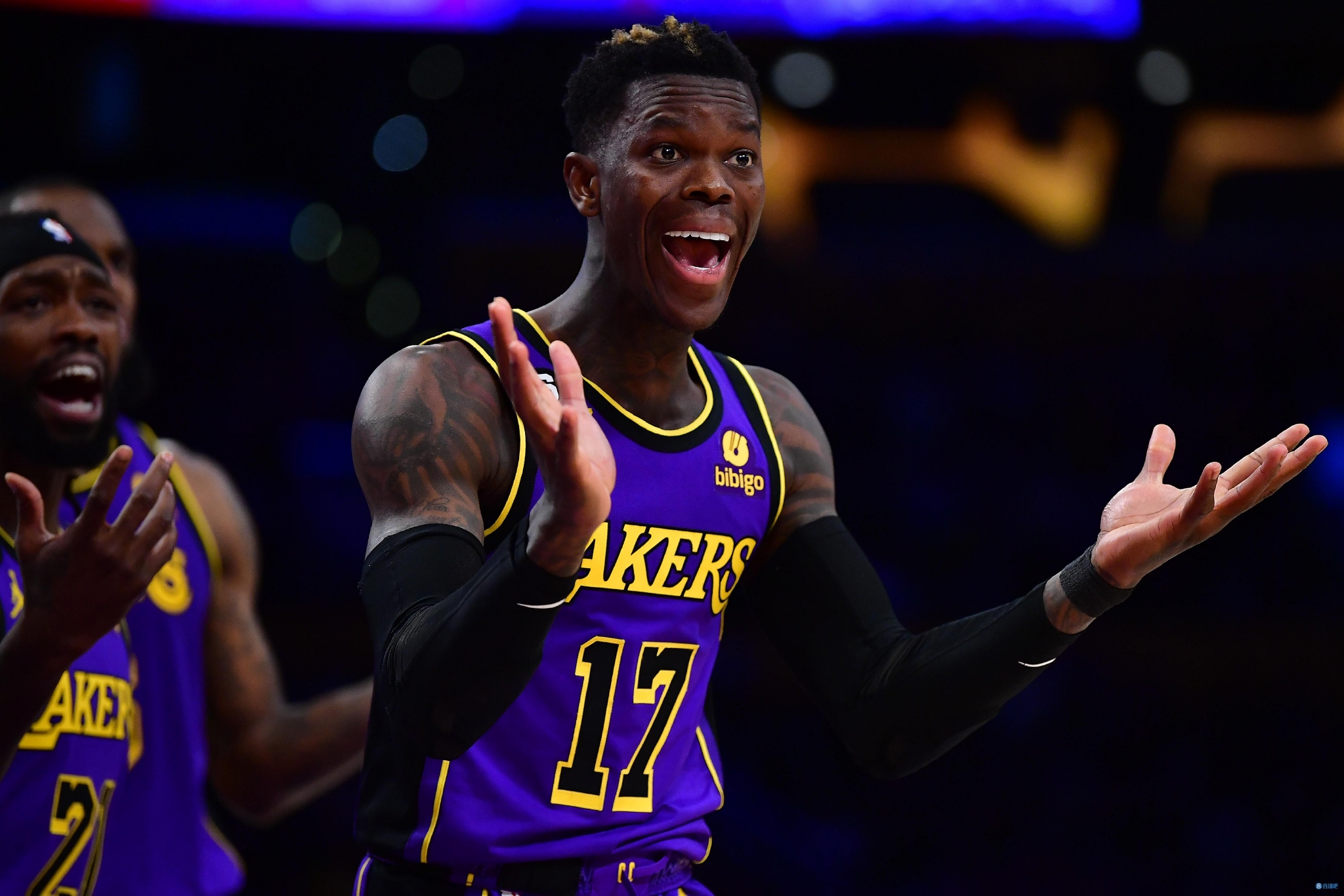 今日湖人战胜奇才的比赛中,施罗德在第四节3分06开始,滚球到2分48捡起