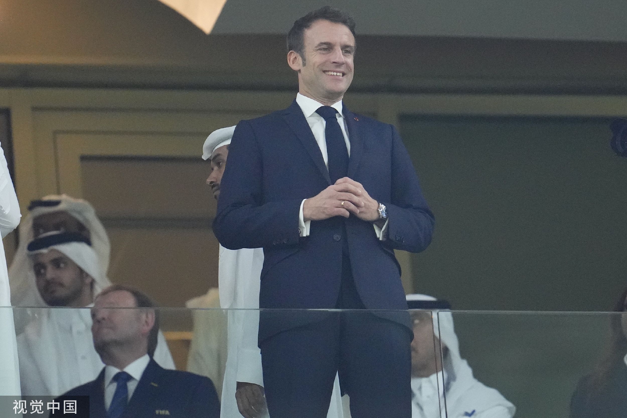 尽管法国队的现场球迷人数不及阿根廷队，但是法国总统马克龙依旧充满热情。