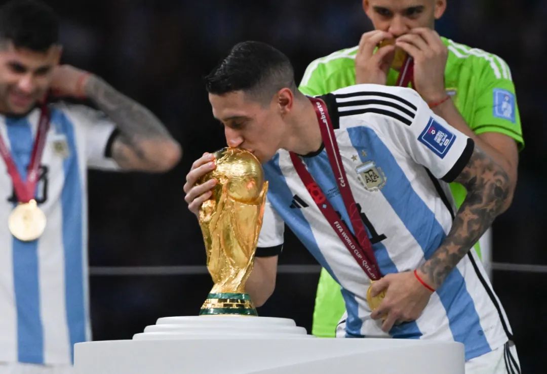 迪马利亚亲吻冠军奖杯.  图/新华社